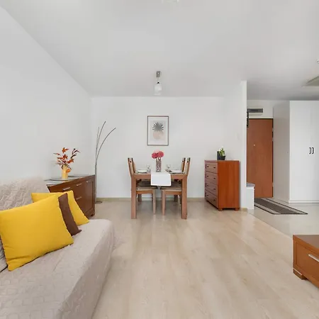 Cosy In With Balcony Ideal For Relaxation By Renters * Вроцлав