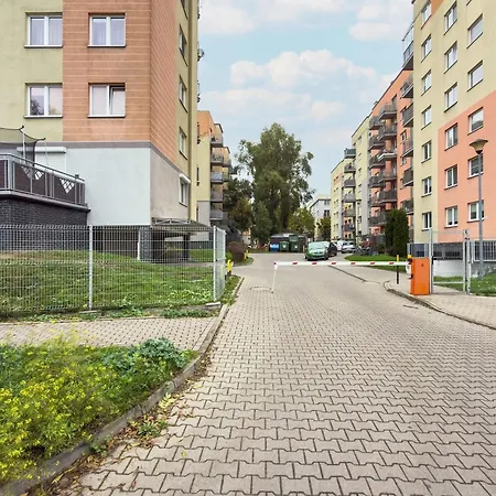 Cosy In With Balcony Ideal For Relaxation By Renters Вроцлав
